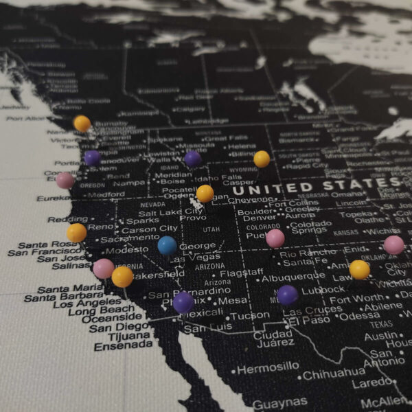 Black & White push pin world map - usa zoom