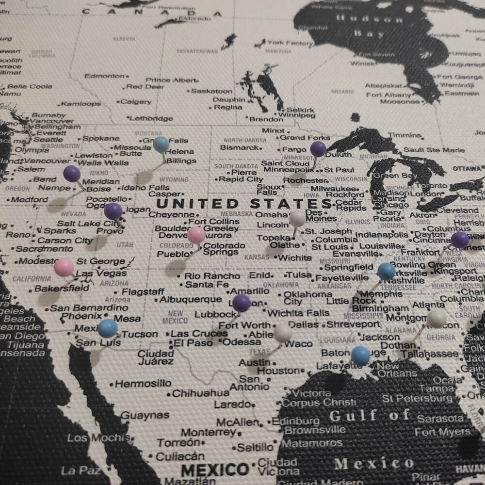 Dark push pin world map - usa zoom