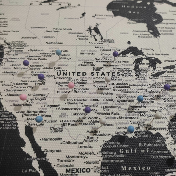 Dark push pin world map - usa zoom